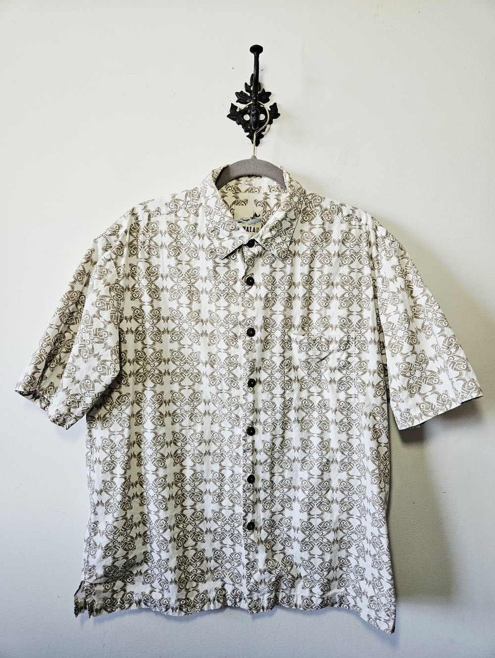 Kahala Hawaiian Shirt Size XL Tribal Turtle Print Coconut Shell Buttons